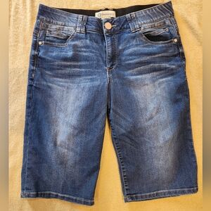 Size 12 Democracy above the knee shorts med wash nice strech